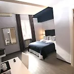77 לינה וארוחת בוקר 4*